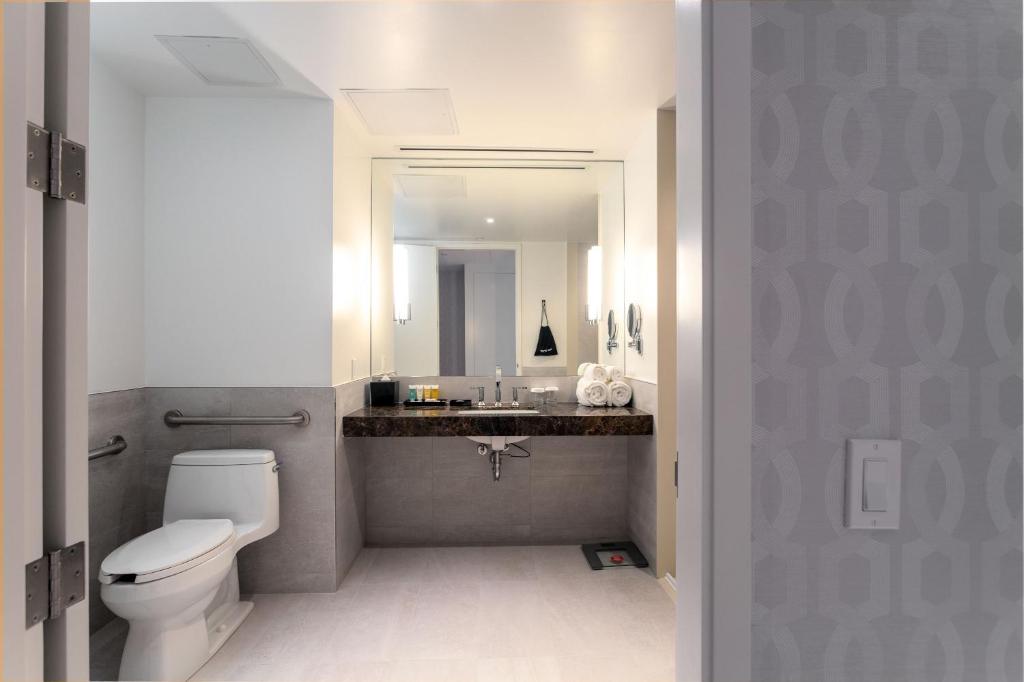Ένα μπάνιο στο Sutton Place Hotel Toronto