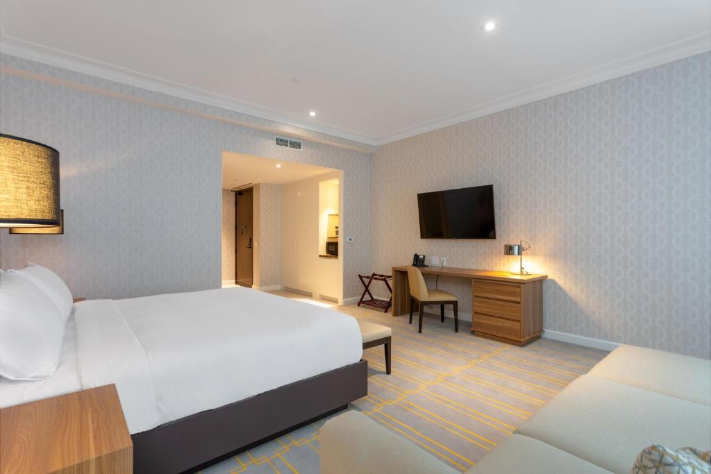 Ένα ή περισσότερα κρεβάτια σε δωμάτιο στο Sutton Place Hotel Toronto