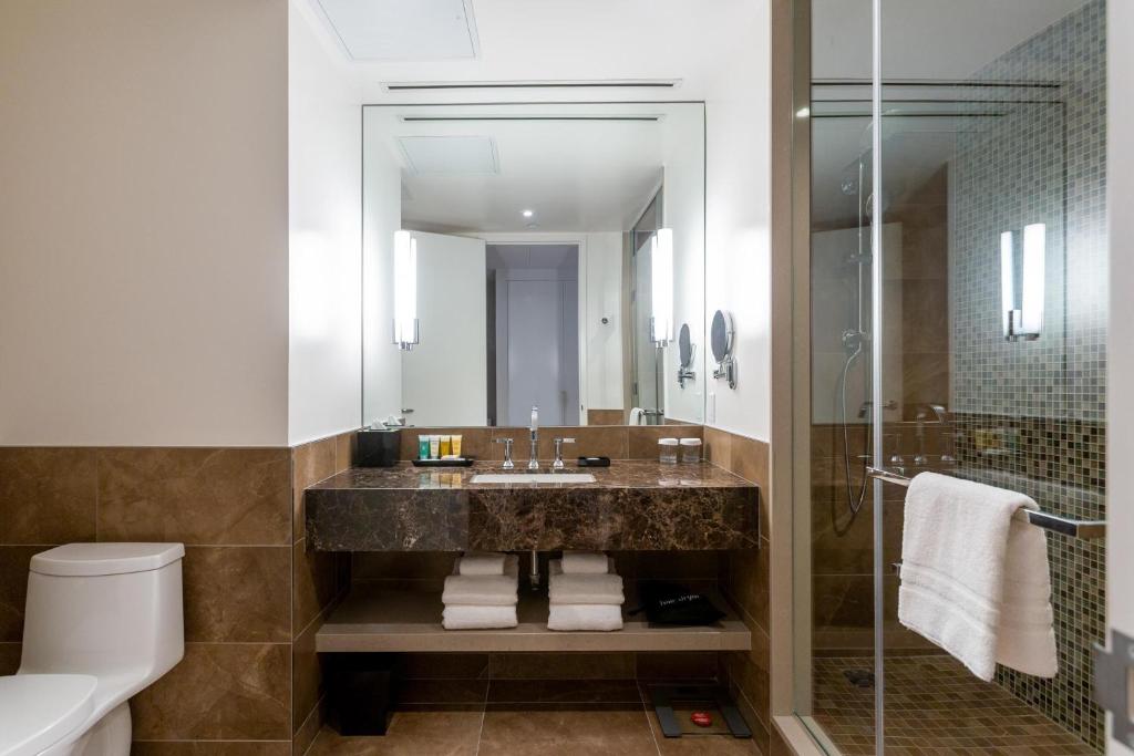 Ένα μπάνιο στο Sutton Place Hotel Toronto