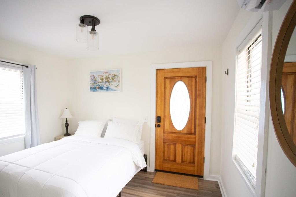 Giường trong phòng chung tại Cozy Studio - Blocks from the Ocean!