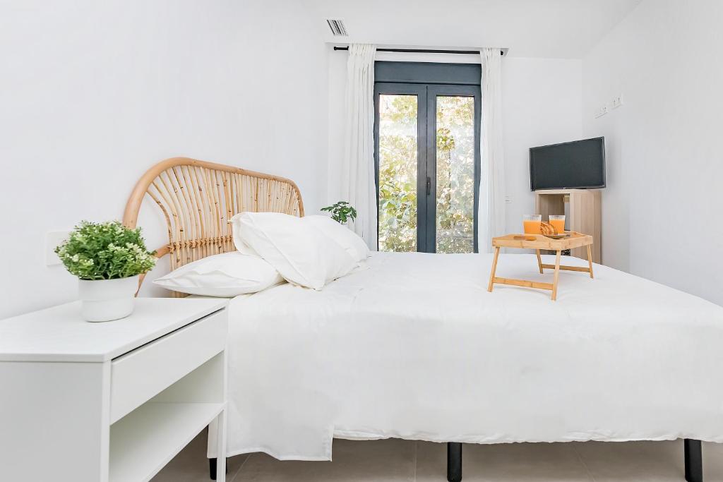 A bed or beds in a room at BHost - Waikiki