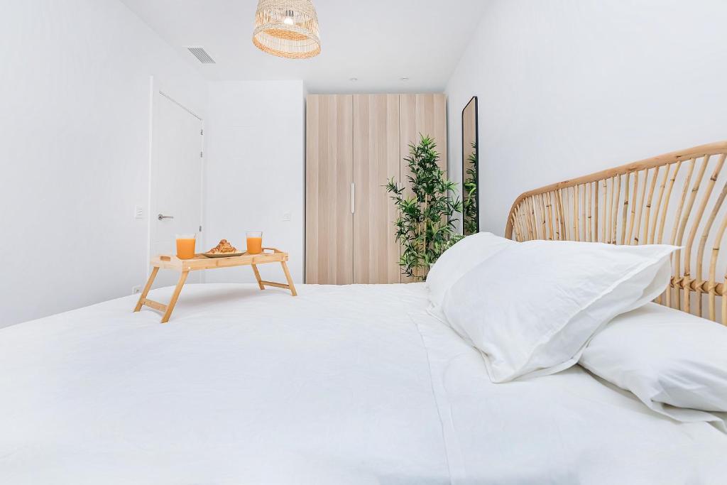 A bed or beds in a room at BHost - Waikiki