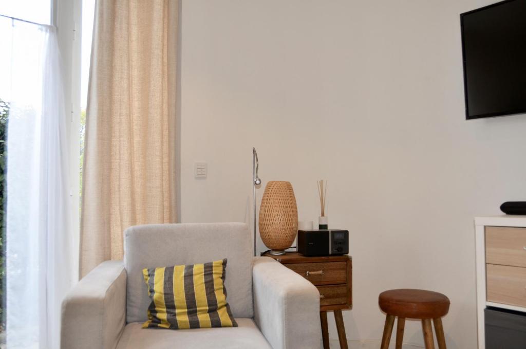 Televízia a/alebo spoločenská miestnosť v ubytovaní Beau rivage