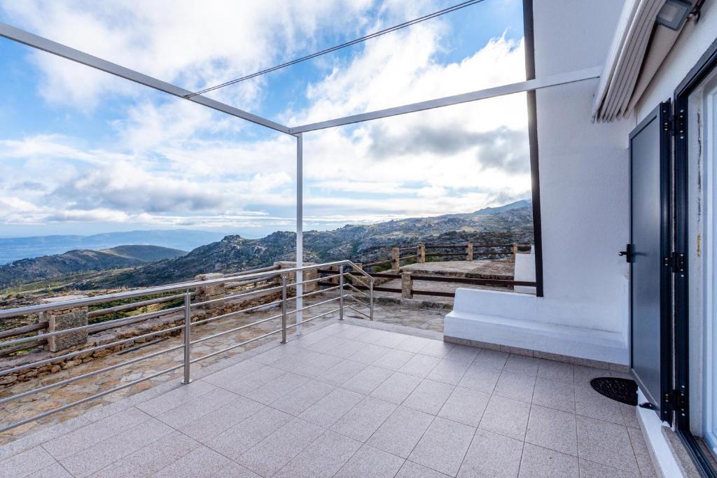 un balcón con vista a las montañas en Bungalow QJ, en Covilhã