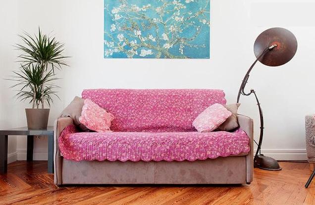 a pink couch in a living room with a lamp at Bellevue in Nice