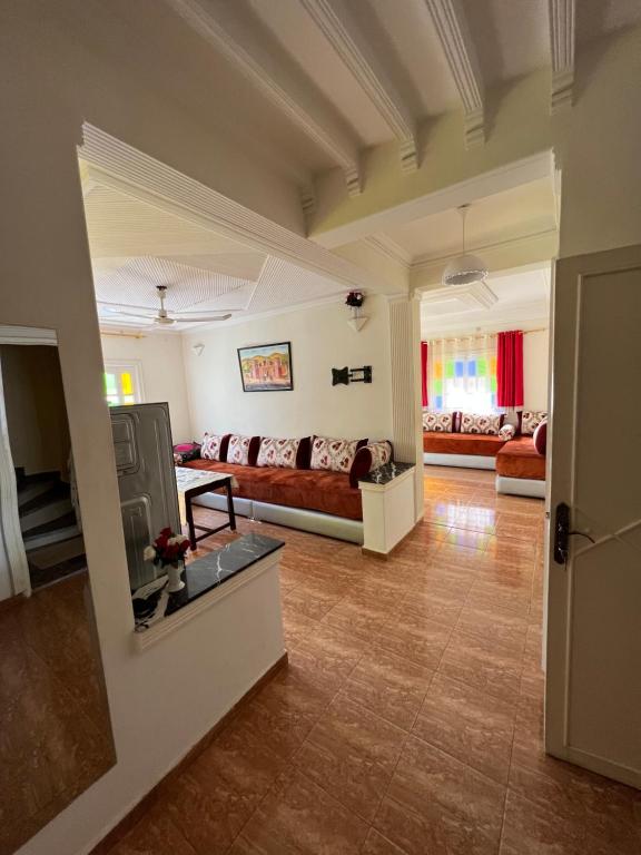 een woonkamer met een bank en een tafel bij Belle appartement 80 m2 in Marrakesh