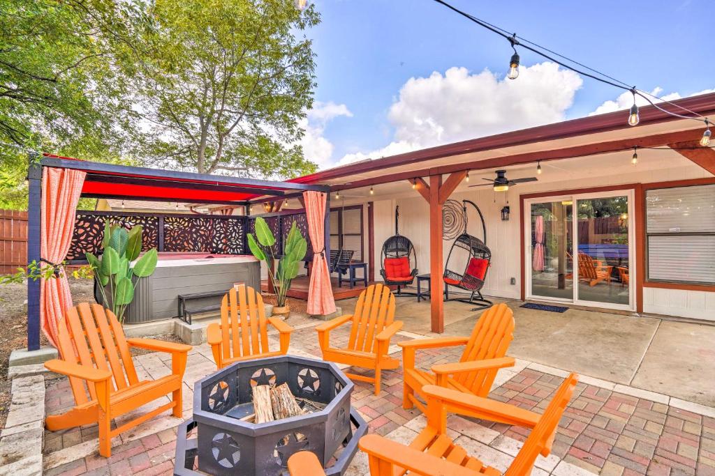 um pátio com cadeiras e comodidades para churrascos. em San Antonio Home with Hot Tub and Arcade Games! em San Antonio
