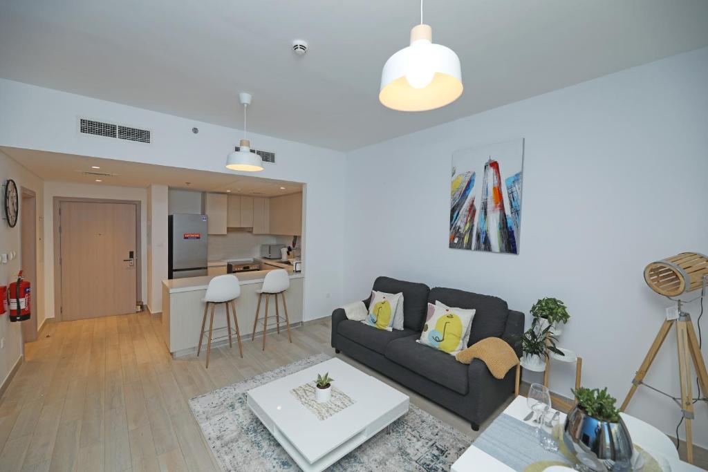 Kuchyňa alebo kuchynka v ubytovaní Yas Island - 2 Bedrooms, 2 toilet with shared Pool & Parking