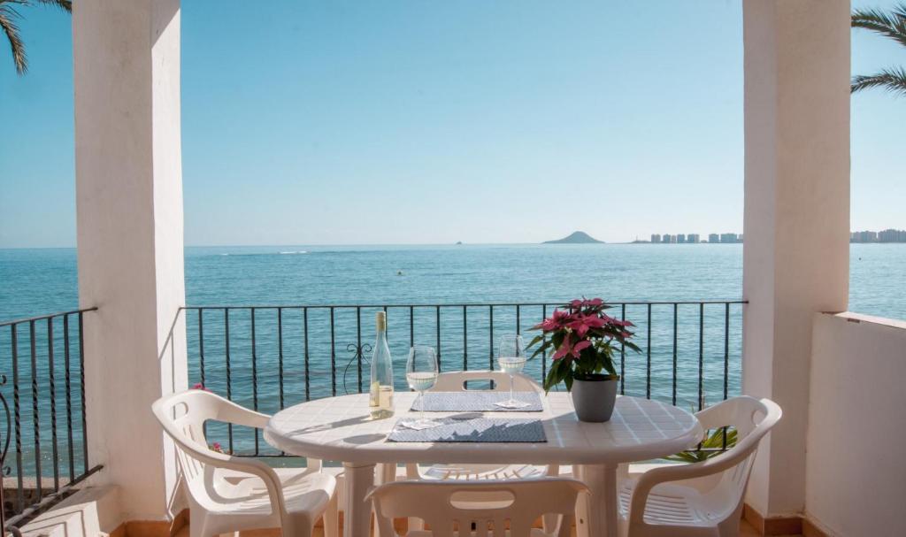uma mesa numa varanda com vista para o oceano em Aldeas Taray Admer 11 em La Manga del Mar Menor