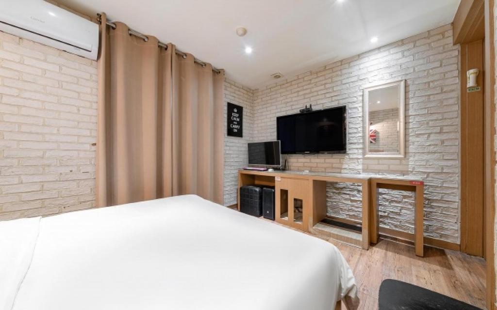 TV a/nebo společenská místnost v ubytování Laria Hotel