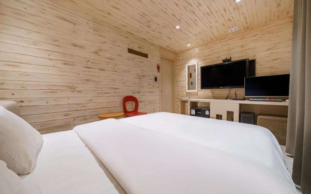 TV a/nebo společenská místnost v ubytování Laria Hotel