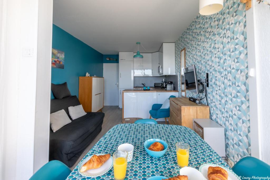 Kuchyň nebo kuchyňský kout v ubytování La Plage O Maeva - Vue Mer d'exception - Parking privé - Wifi - La Grande Motte