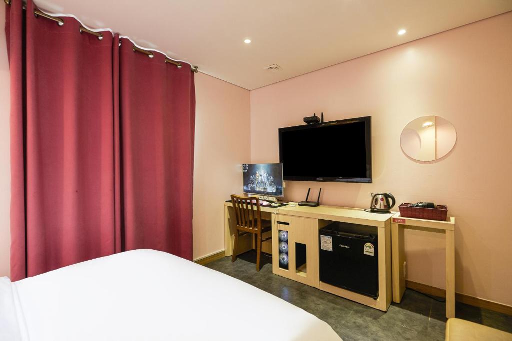 TV a/nebo společenská místnost v ubytování Laria Hotel