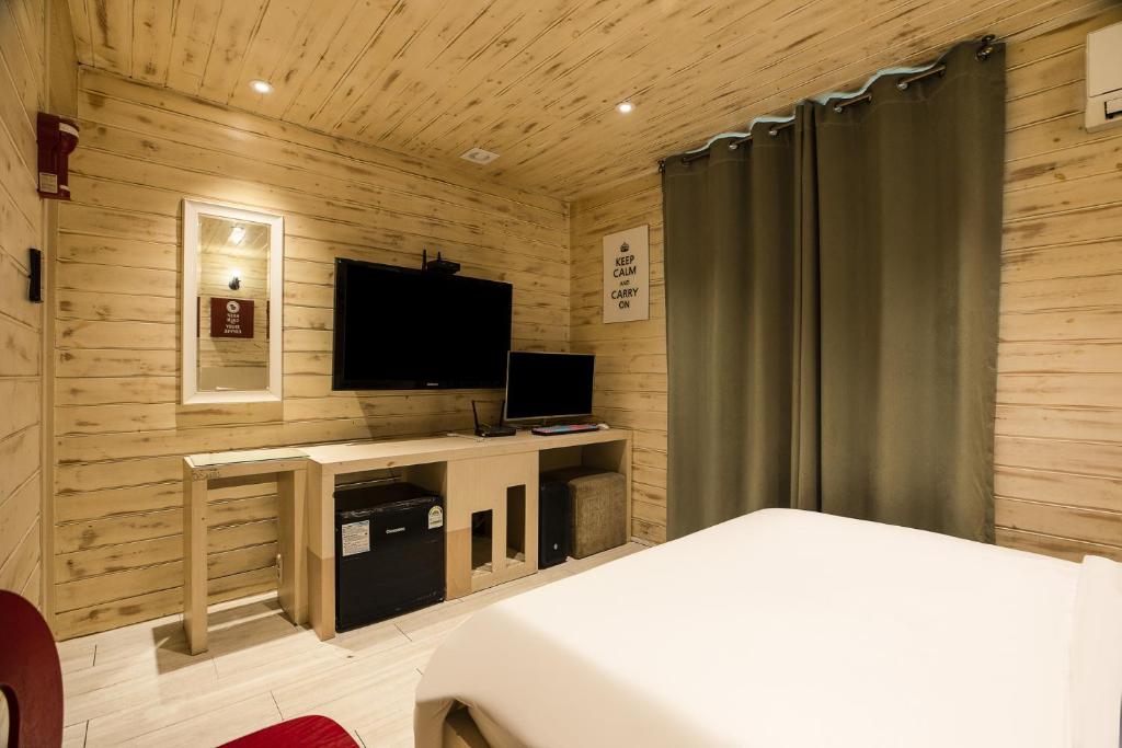 TV a/nebo společenská místnost v ubytování Laria Hotel