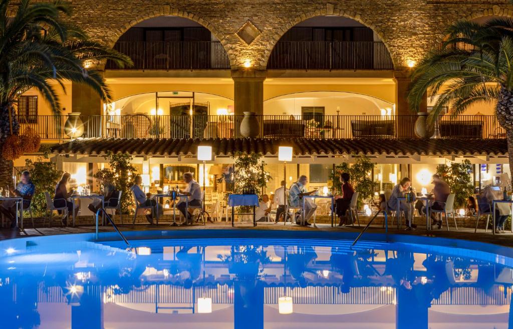 Бассейн в Hotel Costa dei Fiori или поблизости