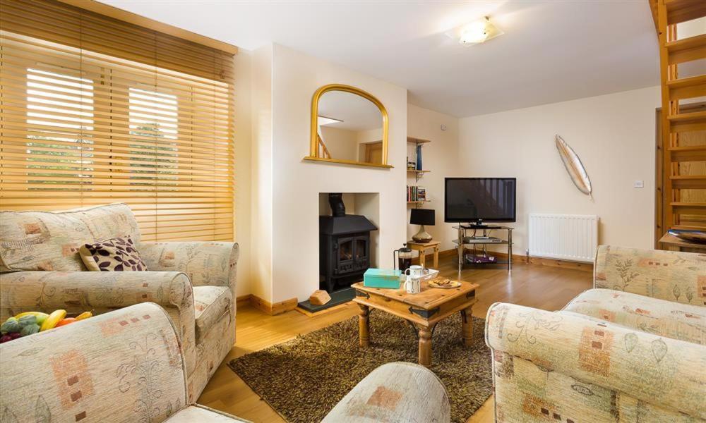 Sala de estar con 2 sofás y mesa en Agathi, en Keswick