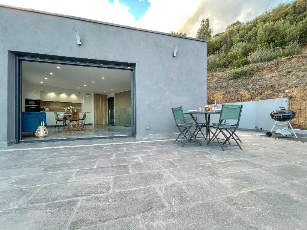 Patio lub wspólna przestrzeń na świeżym powietrzu w obiekcie Villa L'Alba BASTIA by Location-tourisme-corse