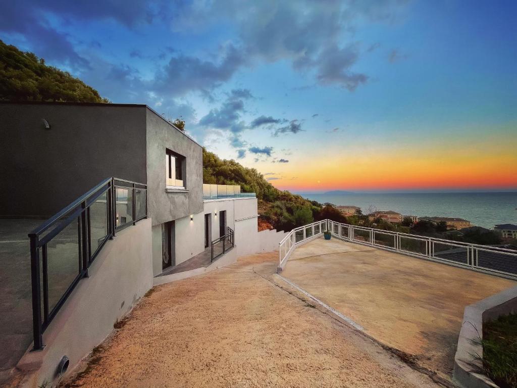 Cette maison dispose d'un balcon avec vue sur l'océan. dans l'établissement Villa L'Alba BASTIA, à Bastia