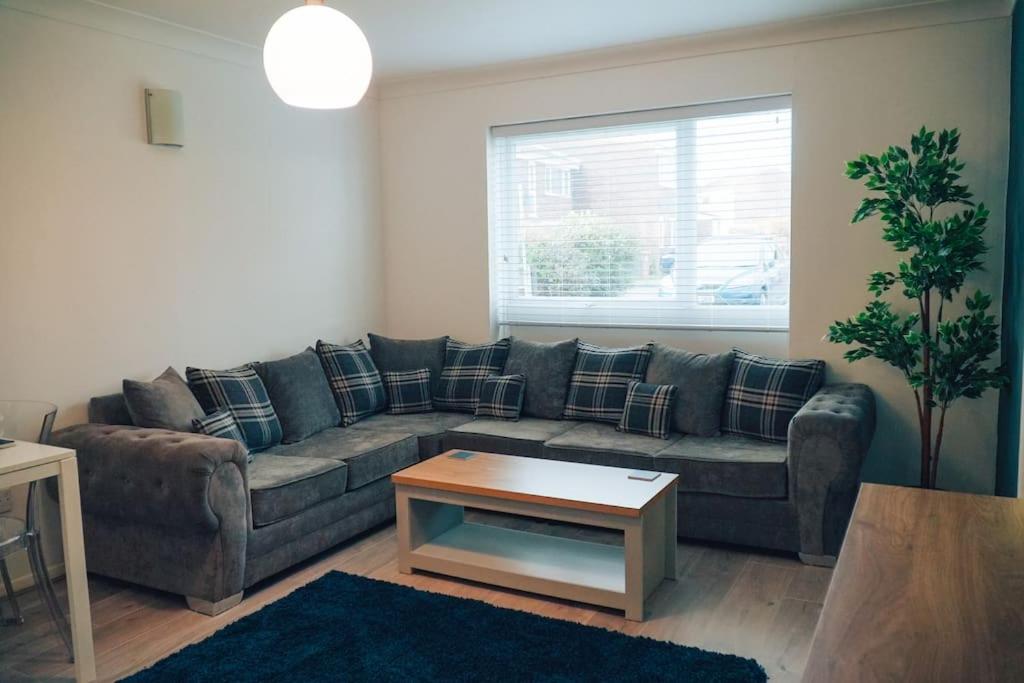 a living room with a couch and a coffee table at Modern 2 Bed Apartment Near City Centre in Chelmsford