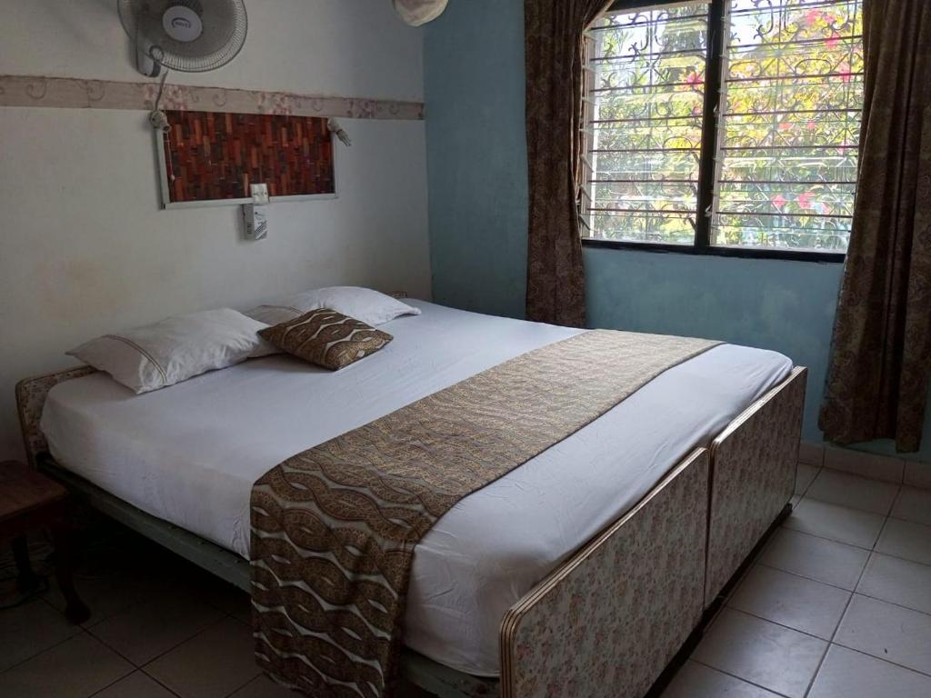 una camera con un grande letto di Fred Hunter Villa a Tiwi