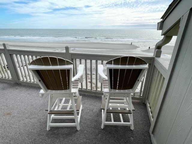 マートルビーチにあるSea Cloisters 301B Condoの海を望むバルコニー(椅子2脚付)