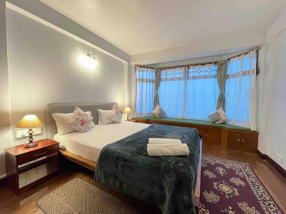 En eller flere senge i et værelse på Crimson Apartment