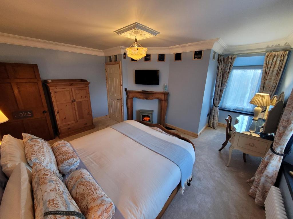 Farmhouse B&B Family stay or Romantic break, on our smallholding close to Narberth - Deluxe Zimmer Mit Kingsize-Bett