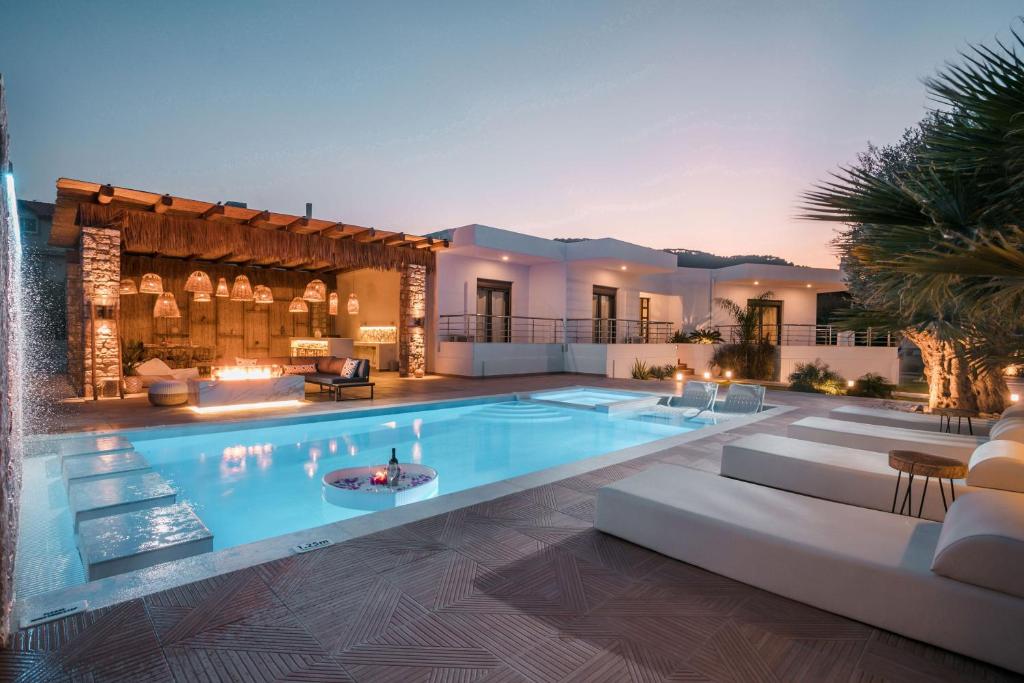una piscina al centro di una casa di Le Ialyse Luxury Villa a Ialyssos
