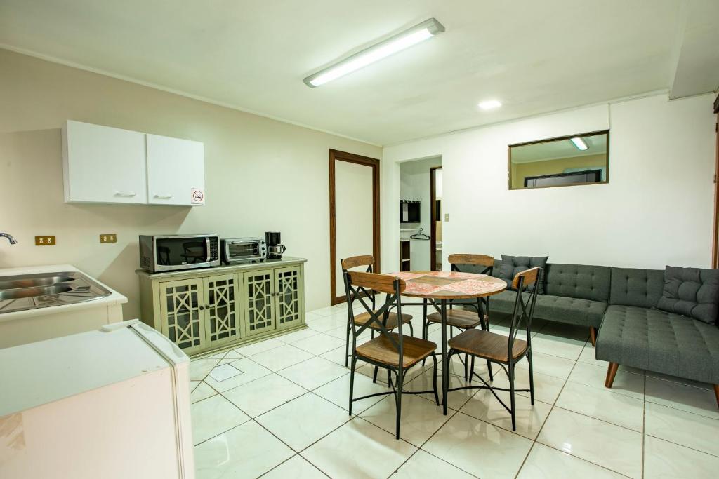Kuchyň nebo kuchyňský kout v ubytování Coati Arenal Lodge