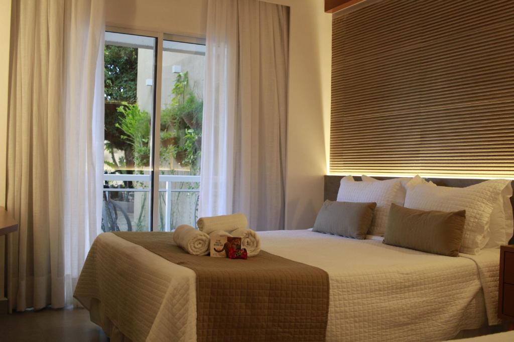 1 dormitorio con 1 cama con toallas en Pousada Sol e Mar en Maragogi