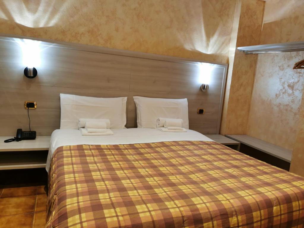 A bed or beds in a room at Hotel Orchidea