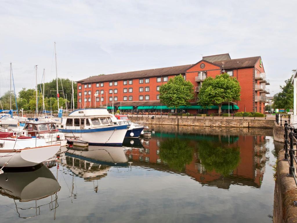 un grupo de barcos están atracados en un puerto deportivo en Holiday Inn Hull Marina, an IHG Hotel en Hull