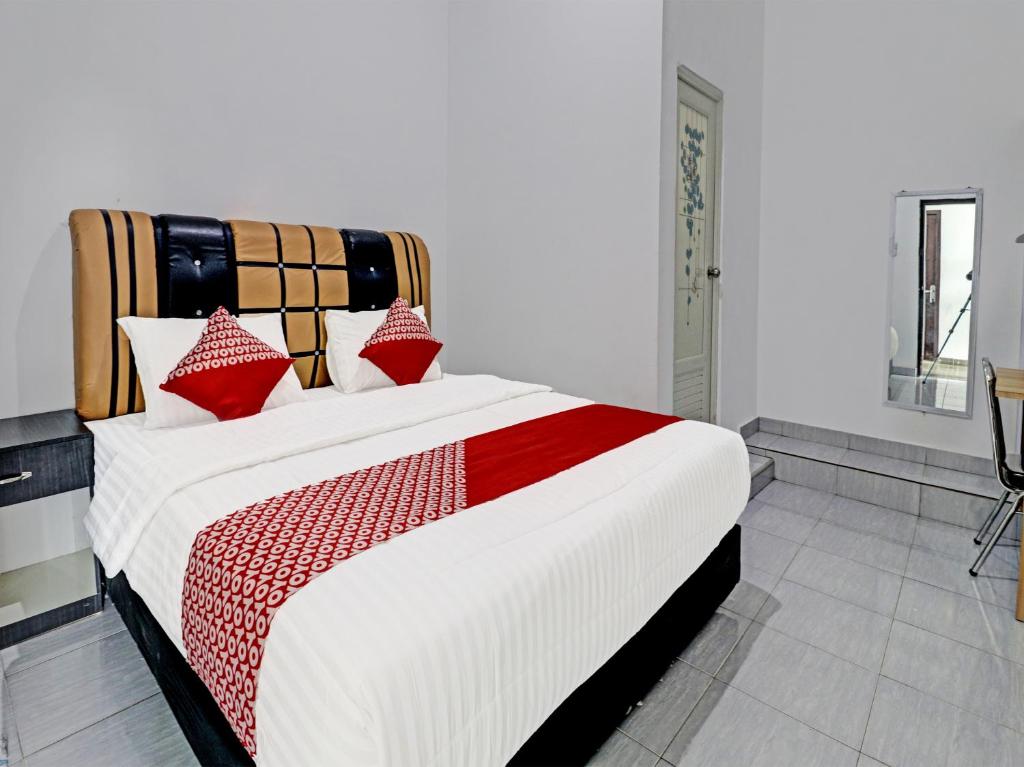 Tempat tidur dalam kamar di OYO 91203 Naufal Residence Syariah