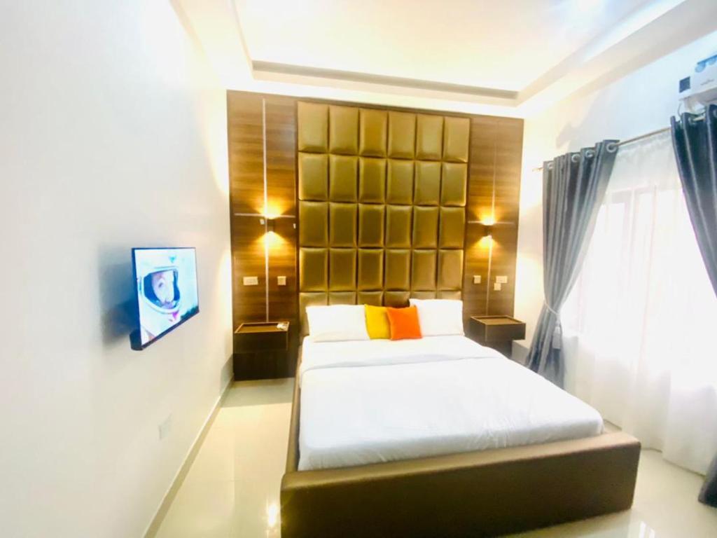 Uma cama ou camas num quarto em Luxury Comfortable One Bedroom In Lekki Phase1