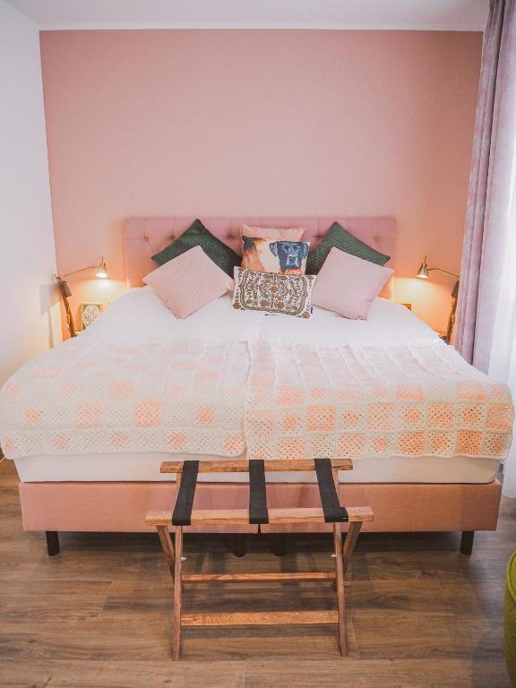 Postel nebo postele na pokoji v ubytování Tante ALMA's Mülheimer Hotel