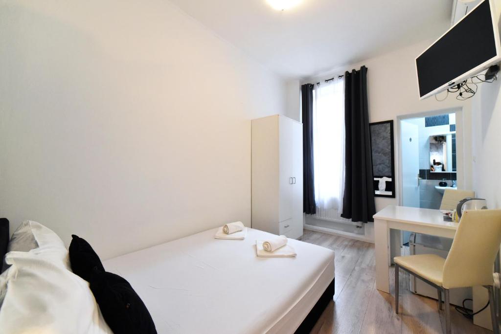 Postel nebo postele na pokoji v ubytování Virtus Apartments and Rooms with Free Private Parking