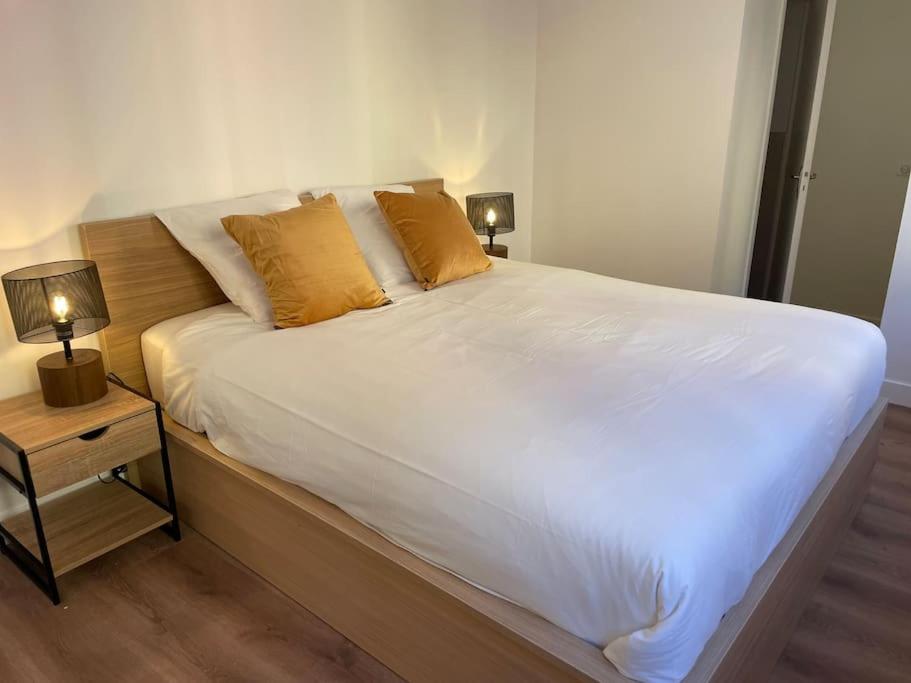 Łóżko lub łóżka w pokoju w obiekcie Homelivia,Industriel cosy