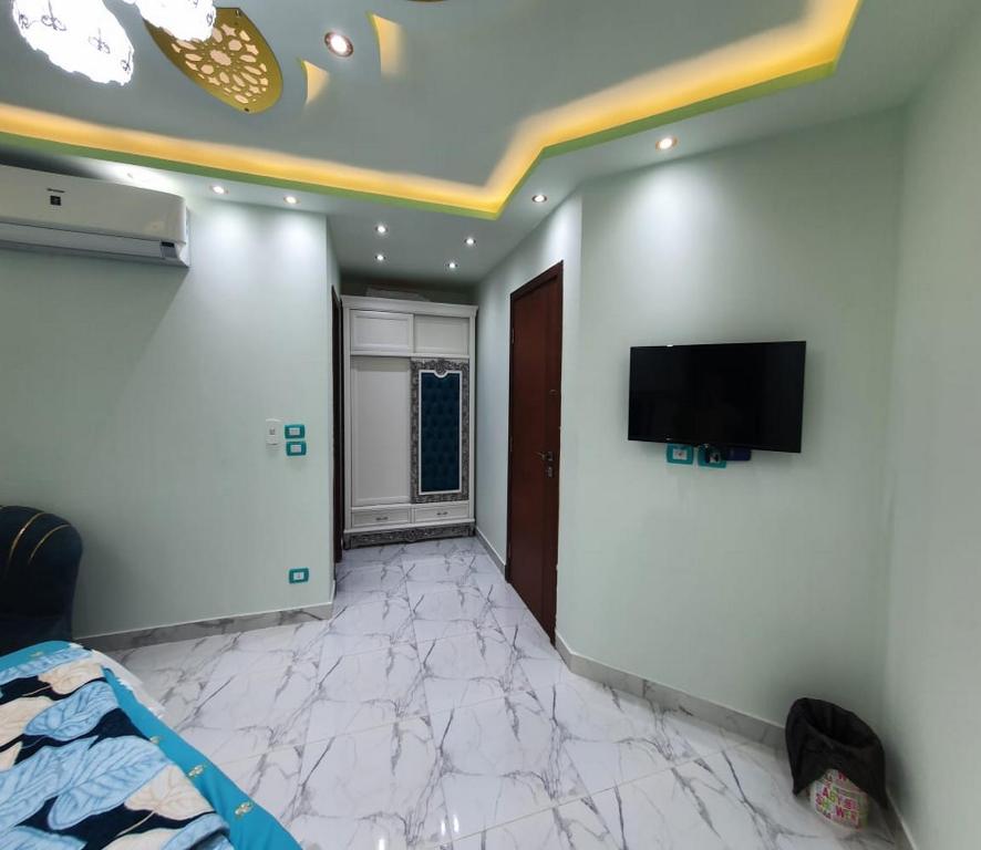 A television and/or entertainment centre at شاليه على البحر بورتوسعيد