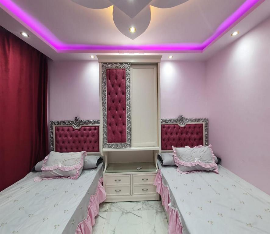 A bed or beds in a room at شاليه على البحر بورتوسعيد