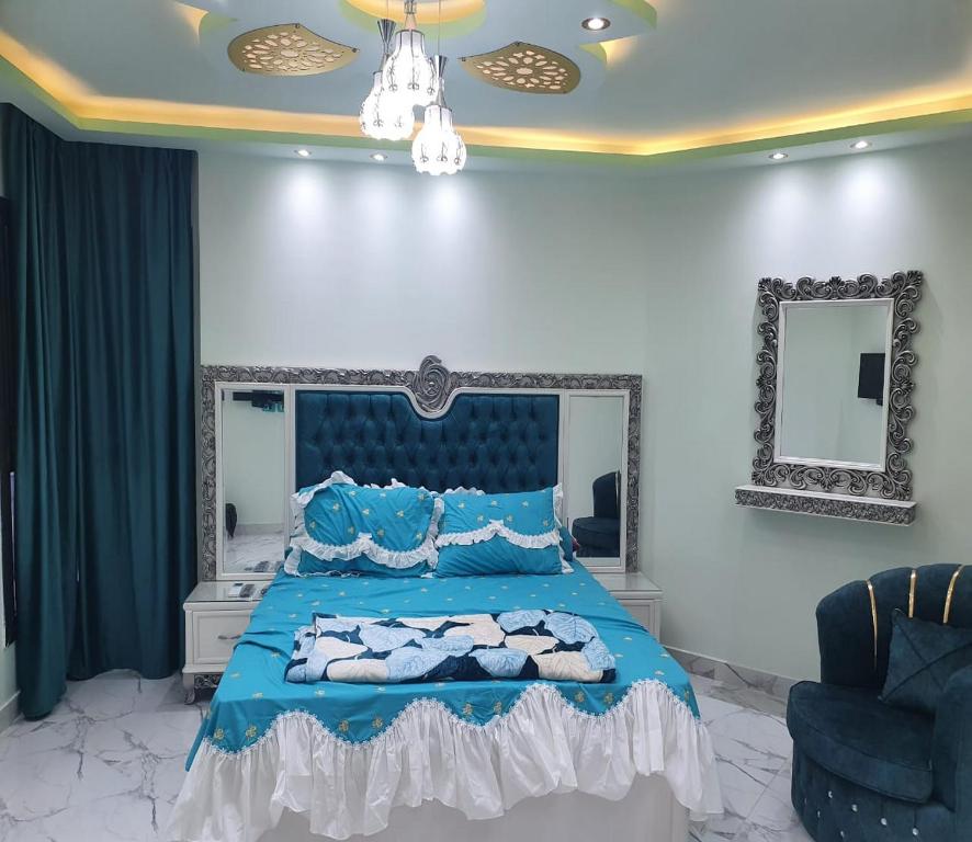 A bed or beds in a room at شاليه على البحر بورتوسعيد