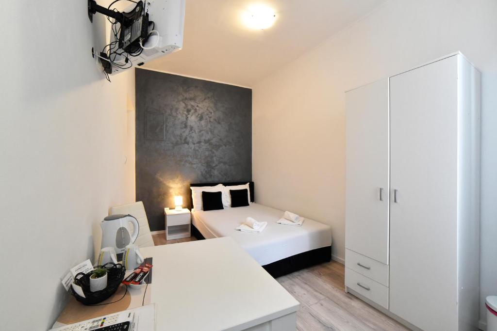 Postel nebo postele na pokoji v ubytování Virtus Apartments and Rooms with Free Private Parking