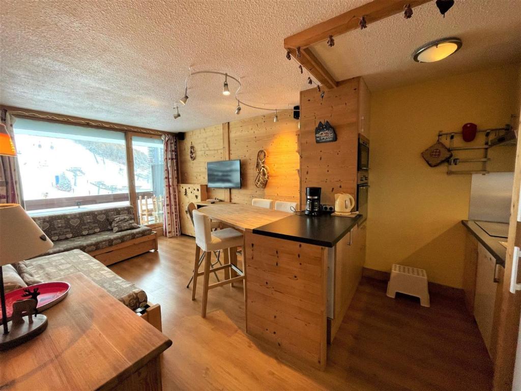 eine Küche und ein Wohnzimmer mit einem Schreibtisch in einem Zimmer in der Unterkunft Appartement Les Menuires, 2 pièces, 4 personnes - FR-1-452-177 in Les Menuires