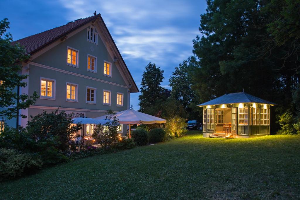 una casa con gazebo in cortile di notte di Landhaus Plendl a Oberappersdorf