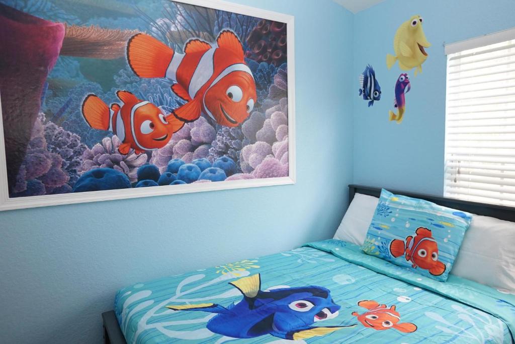 a bedroom with a clown fish painting on the wall at Windsor Hills Resort- 7682 Sir Kaufmann in Orlando
