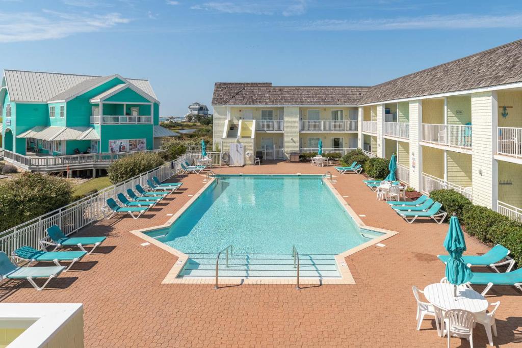 an image of a swimming pool at a resort at Villas of Hatteras Landing by KEES Vacations in Hatteras