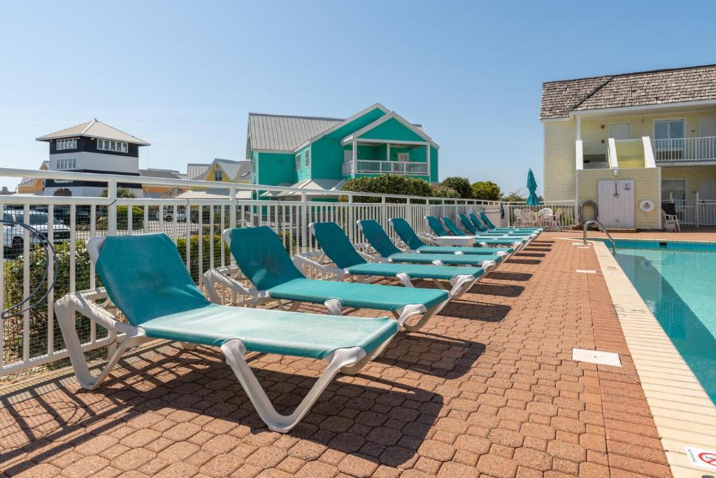 Bazén v ubytování Villas of Hatteras Landing by KEES Vacations nebo v jeho okolí