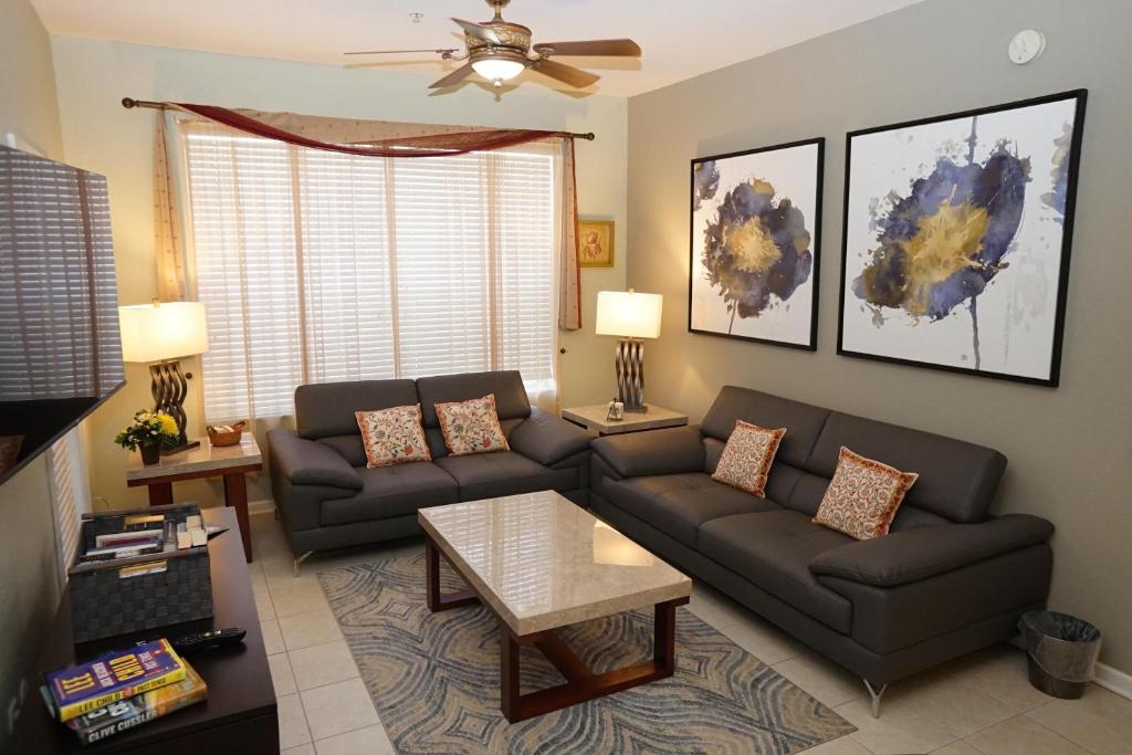 un soggiorno con divano e tavolo di Windsor Hills Resort- 405 a Orlando