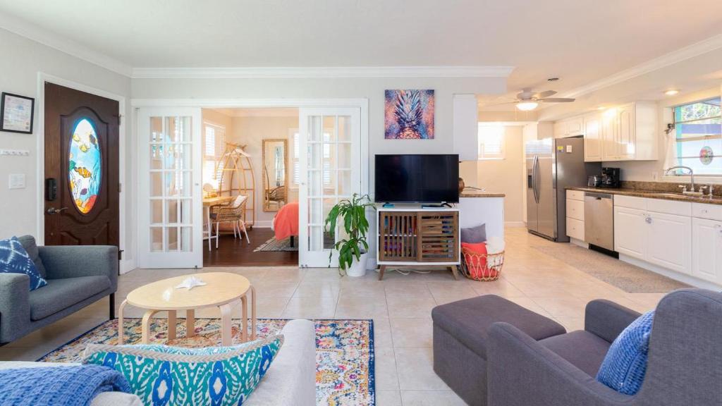 ケープ・カナベラルにある3 Bedroom Private Beach House 204!のリビングルーム(ソファ2台付)、キッチンが備わります。