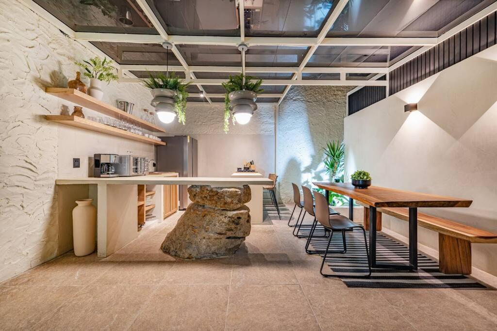 Provenza 6 Bedroom House by HOUSY HOST