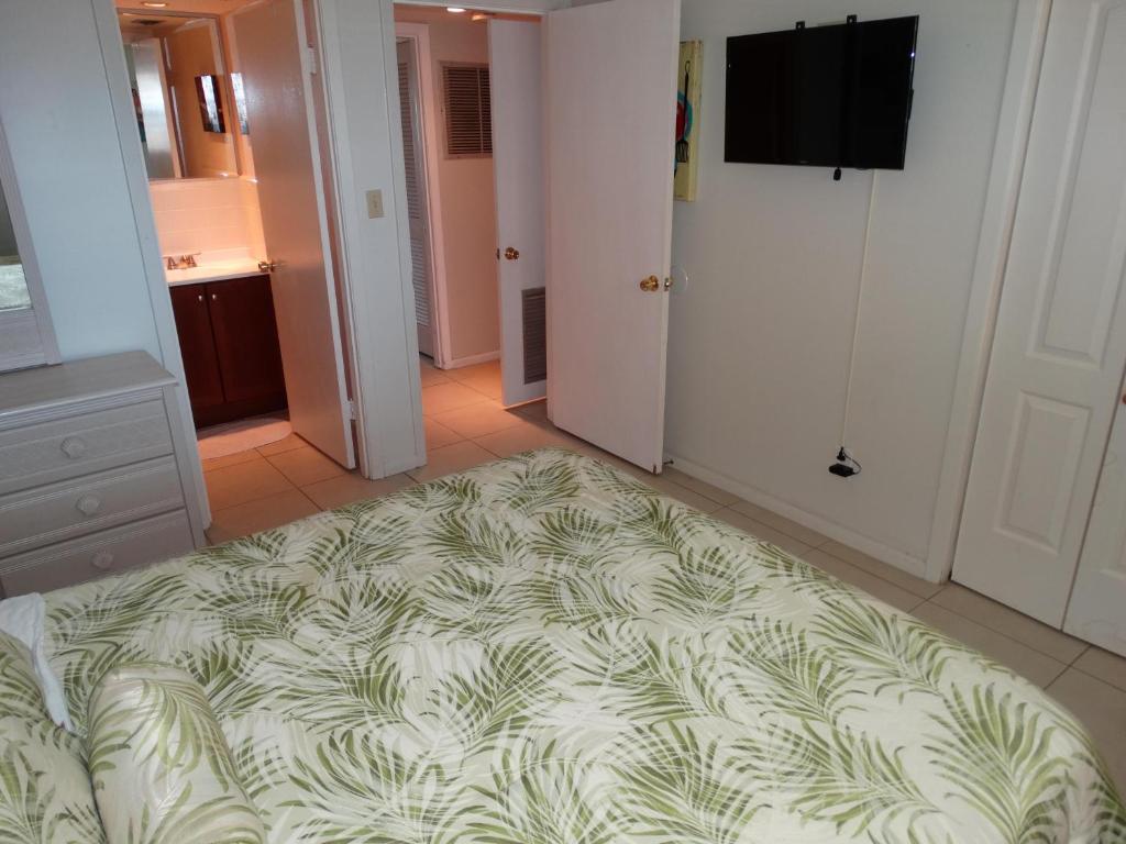 Letto o letti in una camera di Spanish Main Unit 4- Direct Oceanfront Condo!
